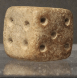Terrakottaterninger fra Mohenjo-daro (Pakistan), 2500–1900 f.Kr. Fotografert ved Ashmolean Museum i Oxford av Zunkir; bildet er beskåret. Wikimedia Commons, Attribution-ShareAlike 4.0 International-lisens.